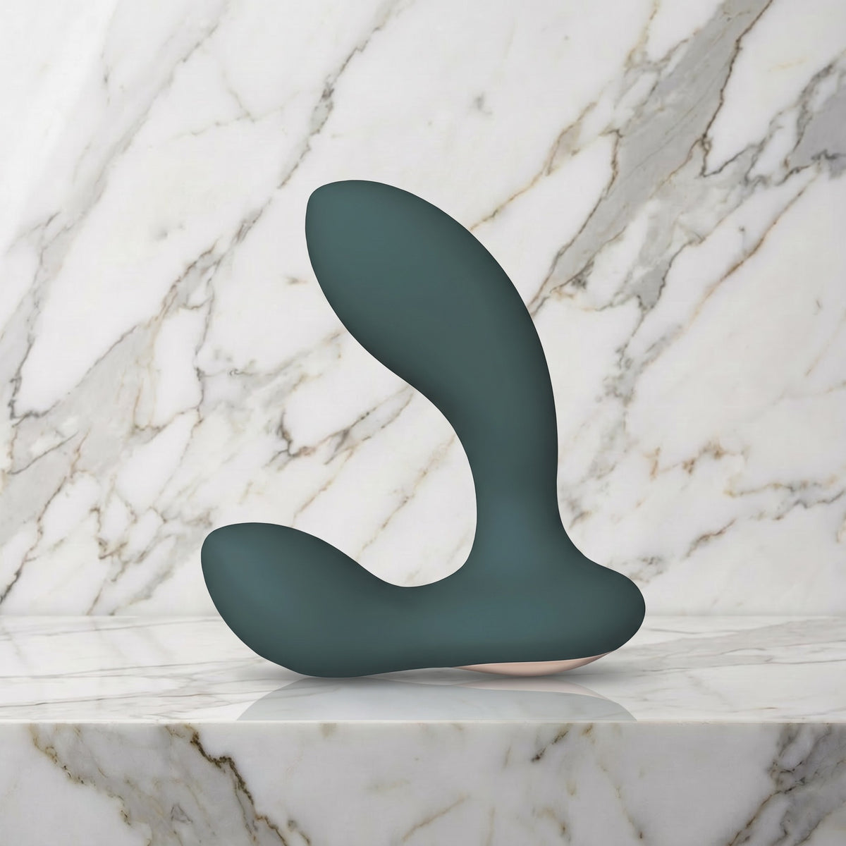 Groene prostaatmassager met rosegouden strip op een marmeren plank, LELO Hugo 2