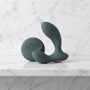 Groene LELO Hugo 2 Remote prostaatmassager met ronde afstandsbediening, op een marmeren plank
