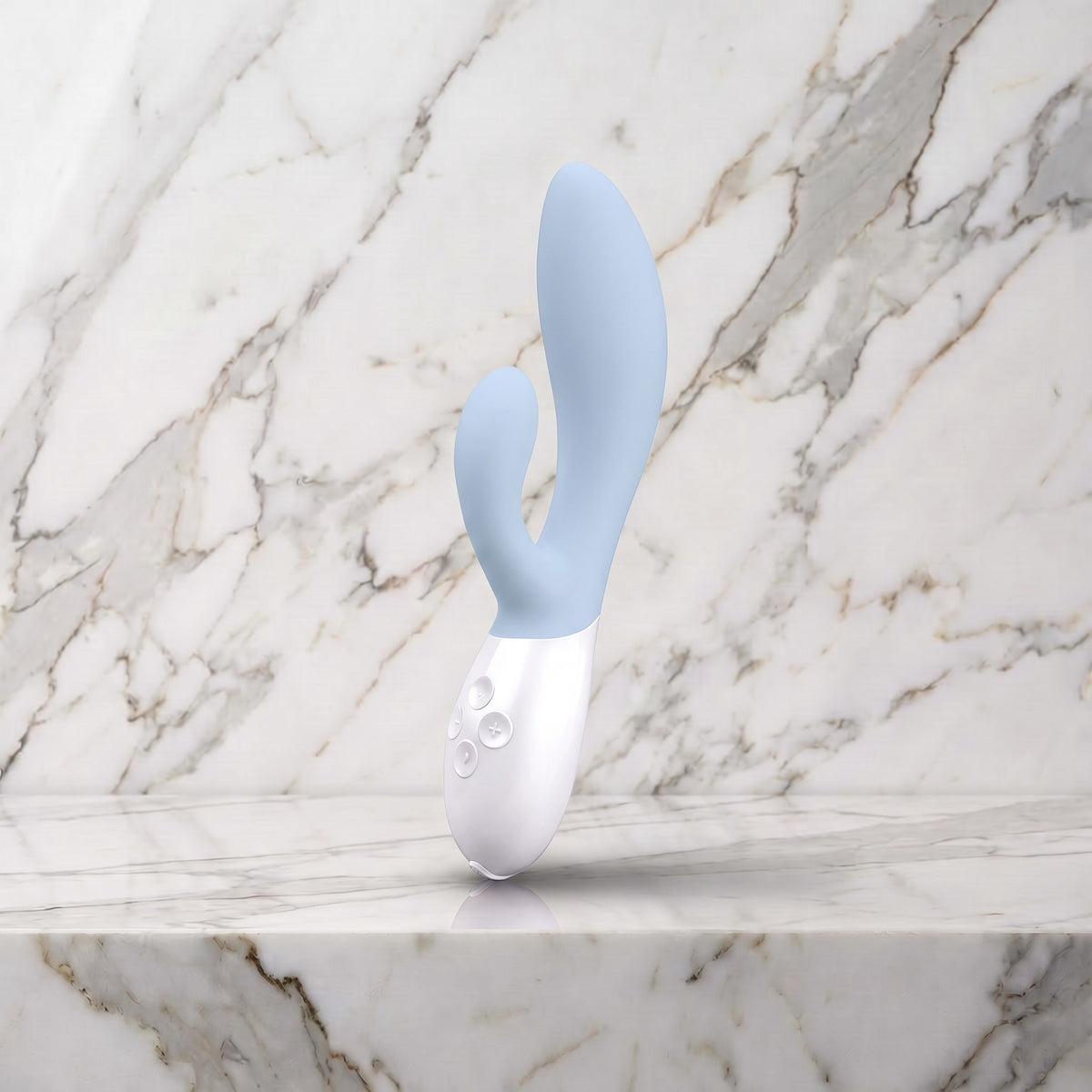 LELO Ina 3 rabbitvibrator in licht blauw met witte handgreep op een marmeren plank