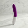 Lelo Liv 3 in deep rose rechtop op een lichte marmeren plank