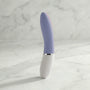 Lelo Liv 3 in poederblauw rechtop op een lichte marmeren plank