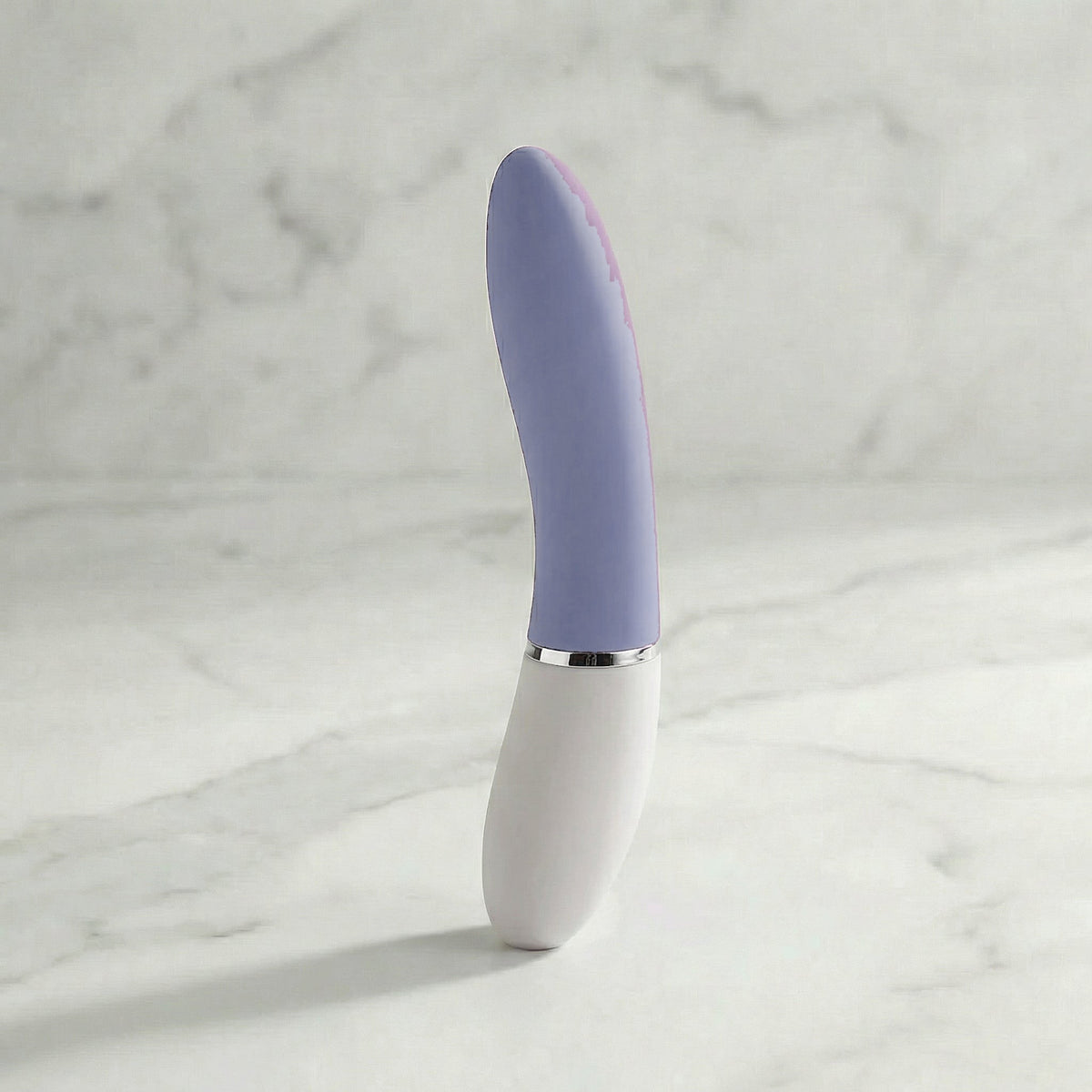 Lelo Liv 3 in poederblauw rechtop op een lichte marmeren plank