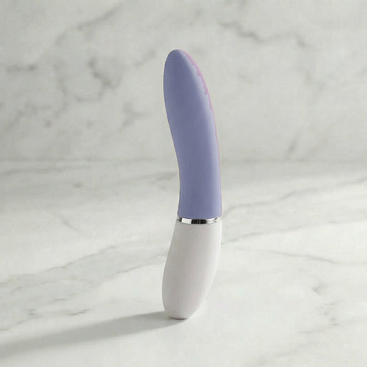 Lelo Liv 3 in poederblauw rechtop op een lichte marmeren plank