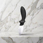 Zwarte LELO Loki prostaatvibrator met wit handvat op een marmeren plank