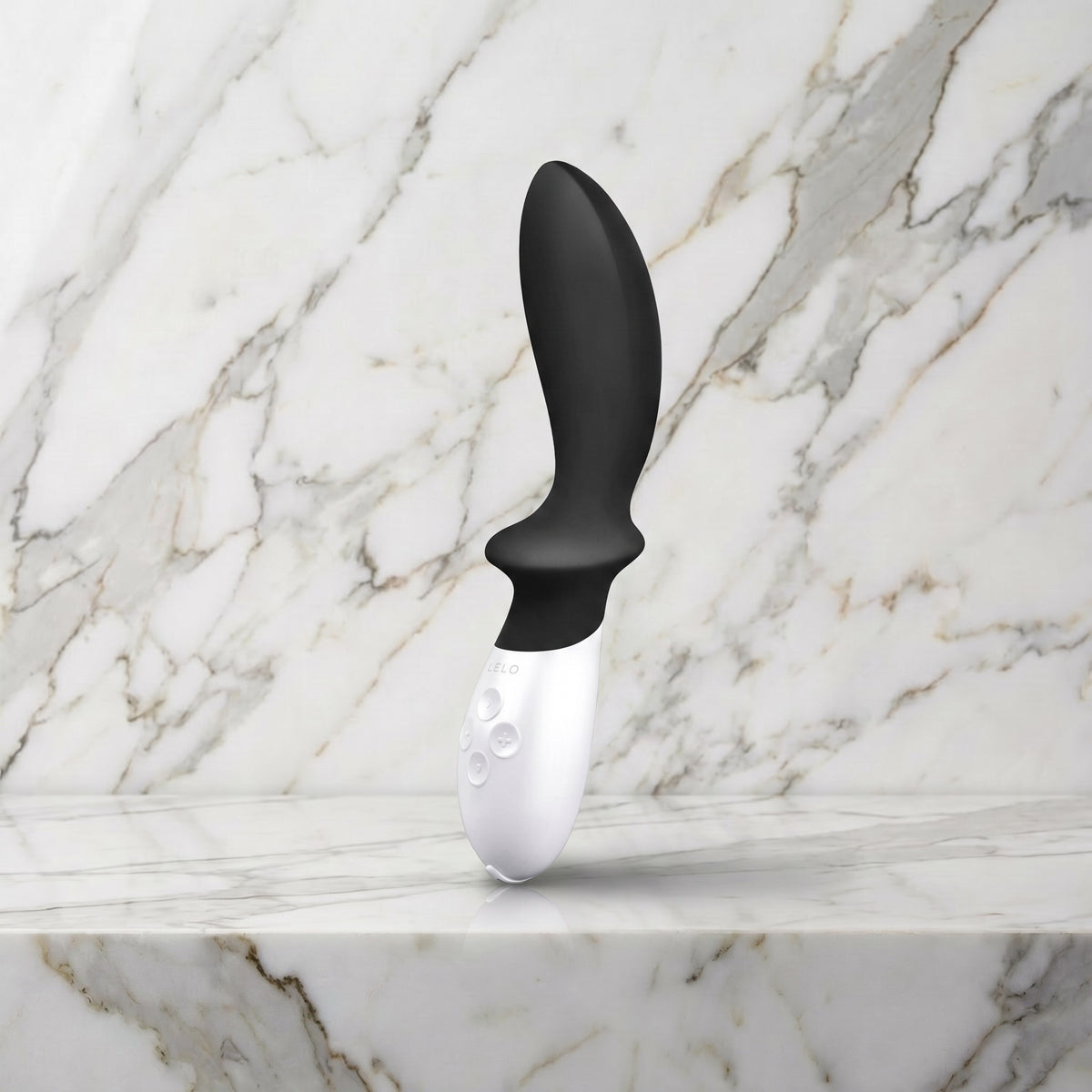 Zwarte LELO Loki prostaatvibrator met wit handvat op een marmeren plank