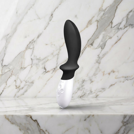 Zwarte LELO Loki prostaatvibrator met wit handvat op een marmeren plank
