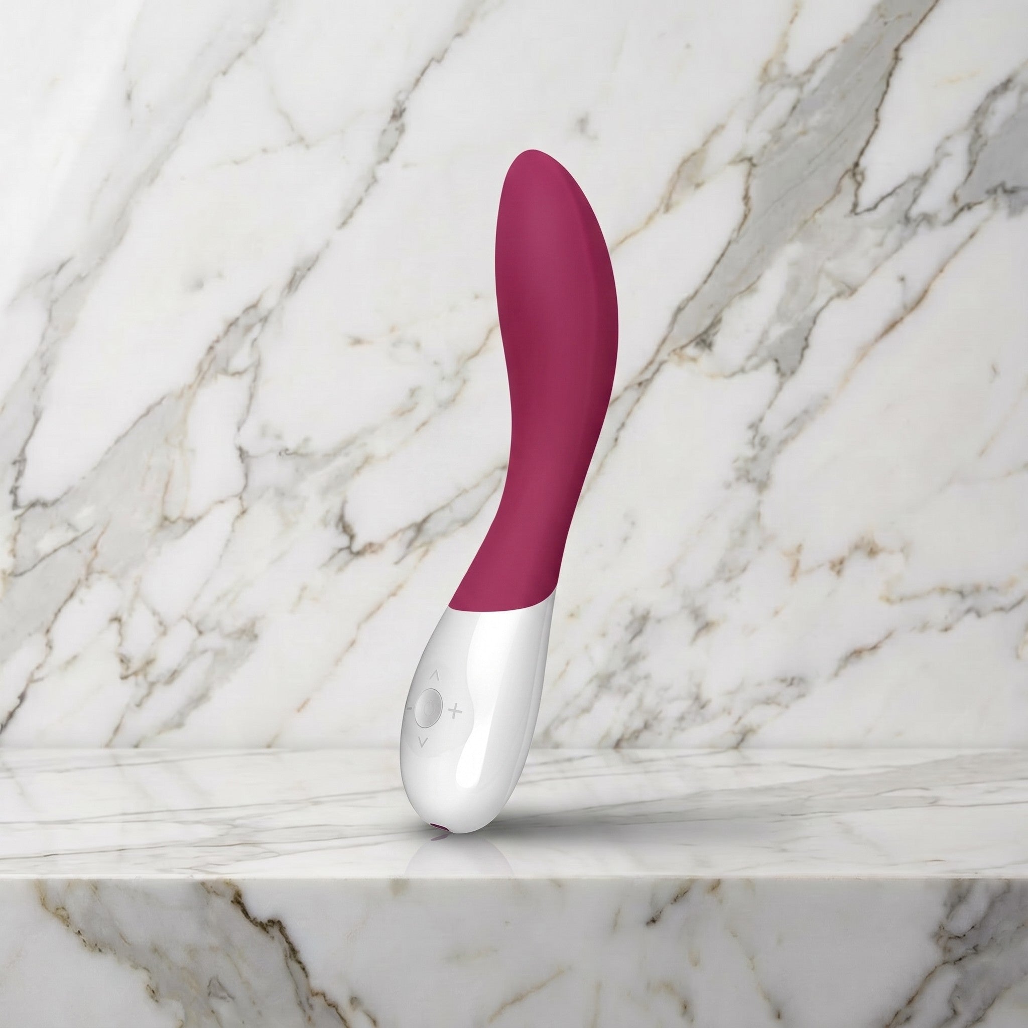 Lelo Mona Wave g-spot vibrator in deep rose op een marmeren plank
