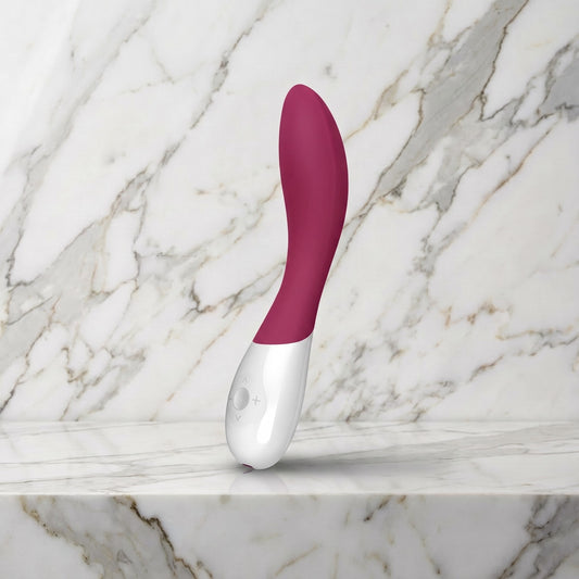 Lelo Mona Wave g-spot vibrator in deep rose op een marmeren plank