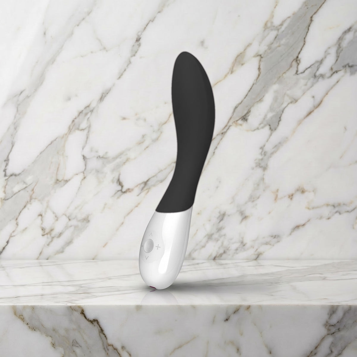 Zwarte Mona Wave vibrator met wit handvat op een marmeren plank, Lelo