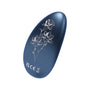 Lelo Nea 3 clitorisvibrator in donkerblauw metallic siliconen met wit bloemmotief, compacte ovale vorm