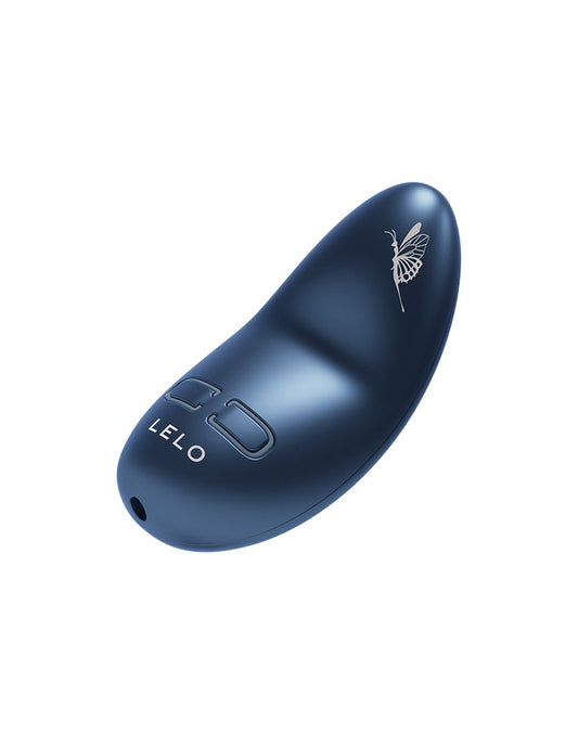 Lelo Nea 3 vibrator voorkant met twee bedieningsknoppen, glad donkerblauw siliconen met gebogen vorm