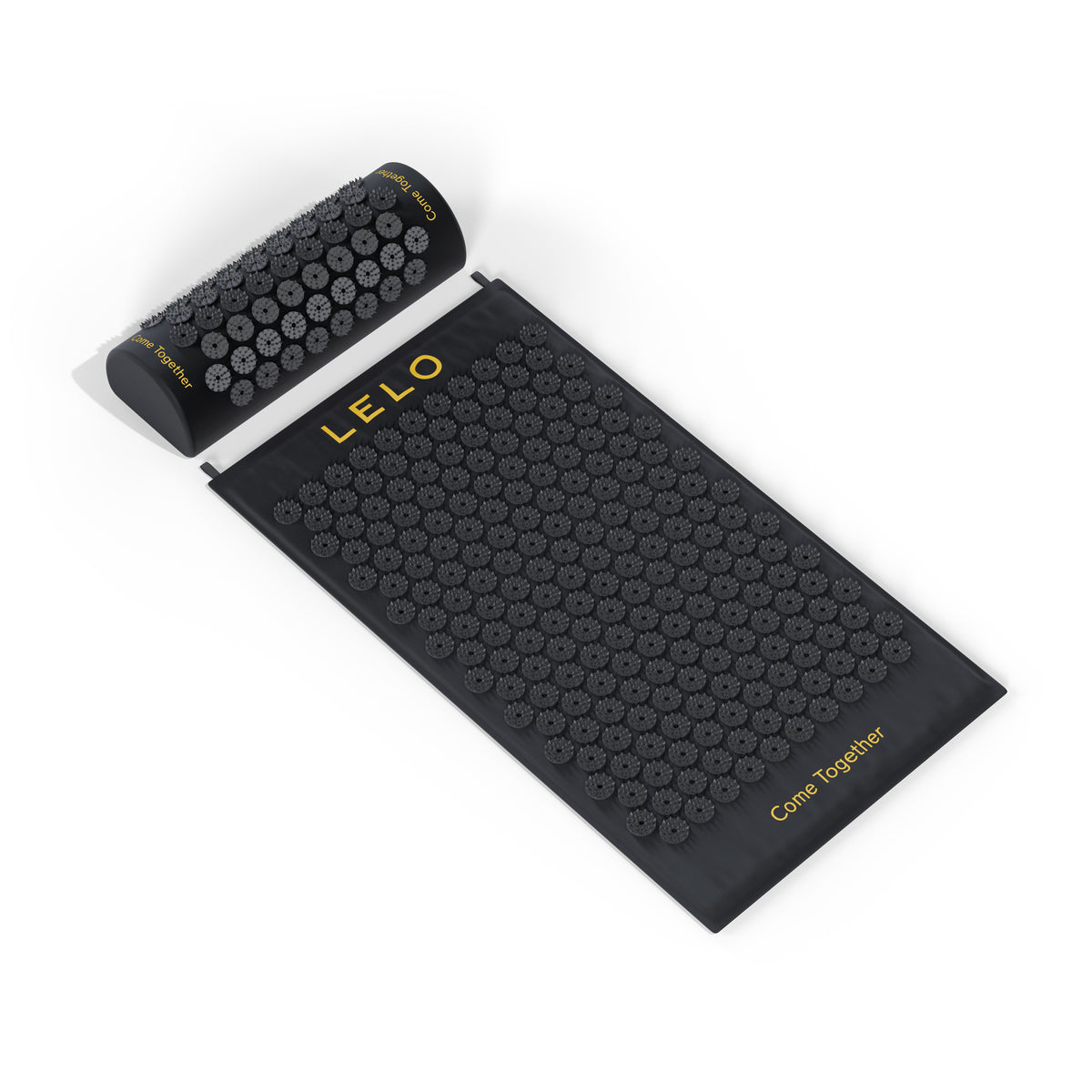 Zwarte acupressuurmat met los kussen schuin van boven, Relax Body Mat van LELO