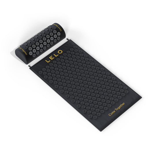 Zwarte acupressuurmat met los kussen schuin van boven, Relax Body Mat van LELO