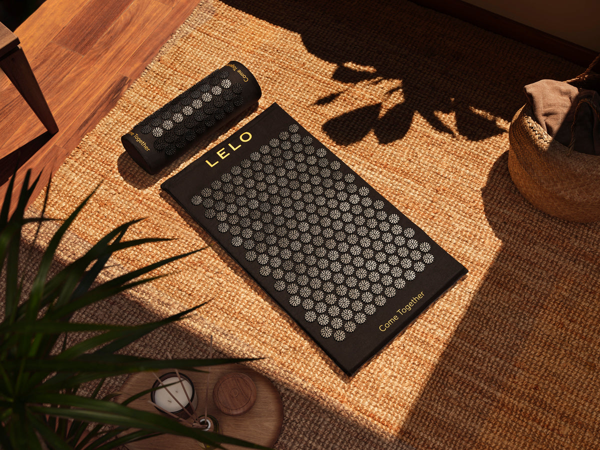 Sfeerbeeld: zwarte spijkermat met kussen op een jute vloerkleed, LELO Relax Body Mat