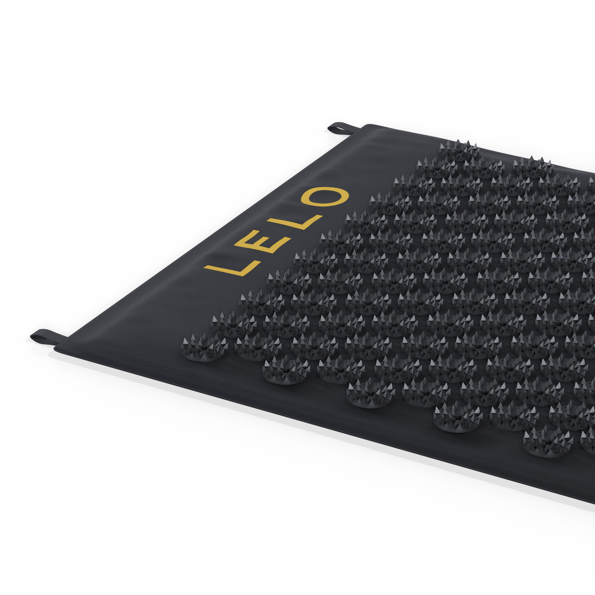 Rand van de zwarte mat met gouden logo en twee lusjes, LELO Relax Body Mat