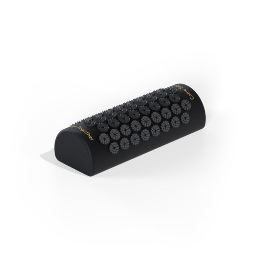 Halfrond zwart acupressuurkussen met punten van opzij, Relax Body Mat van LELO