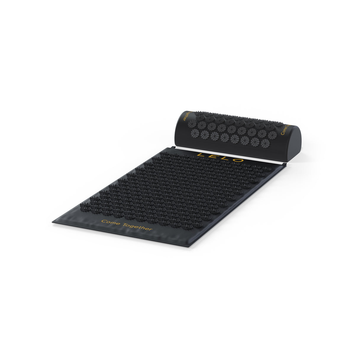 Zwarte acupressuurmat met kussen vanaf een lage hoek, Relax Body Mat van LELO