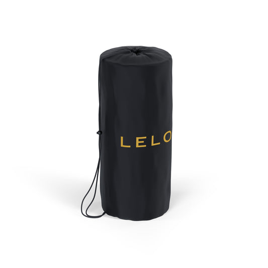 Zwarte tas met trekkoord en gouden logo, verpakking van de LELO Relax Body Mat