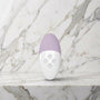 Lila en witte opleg-vibrator staand op een marmeren plank, LELO Siri 3