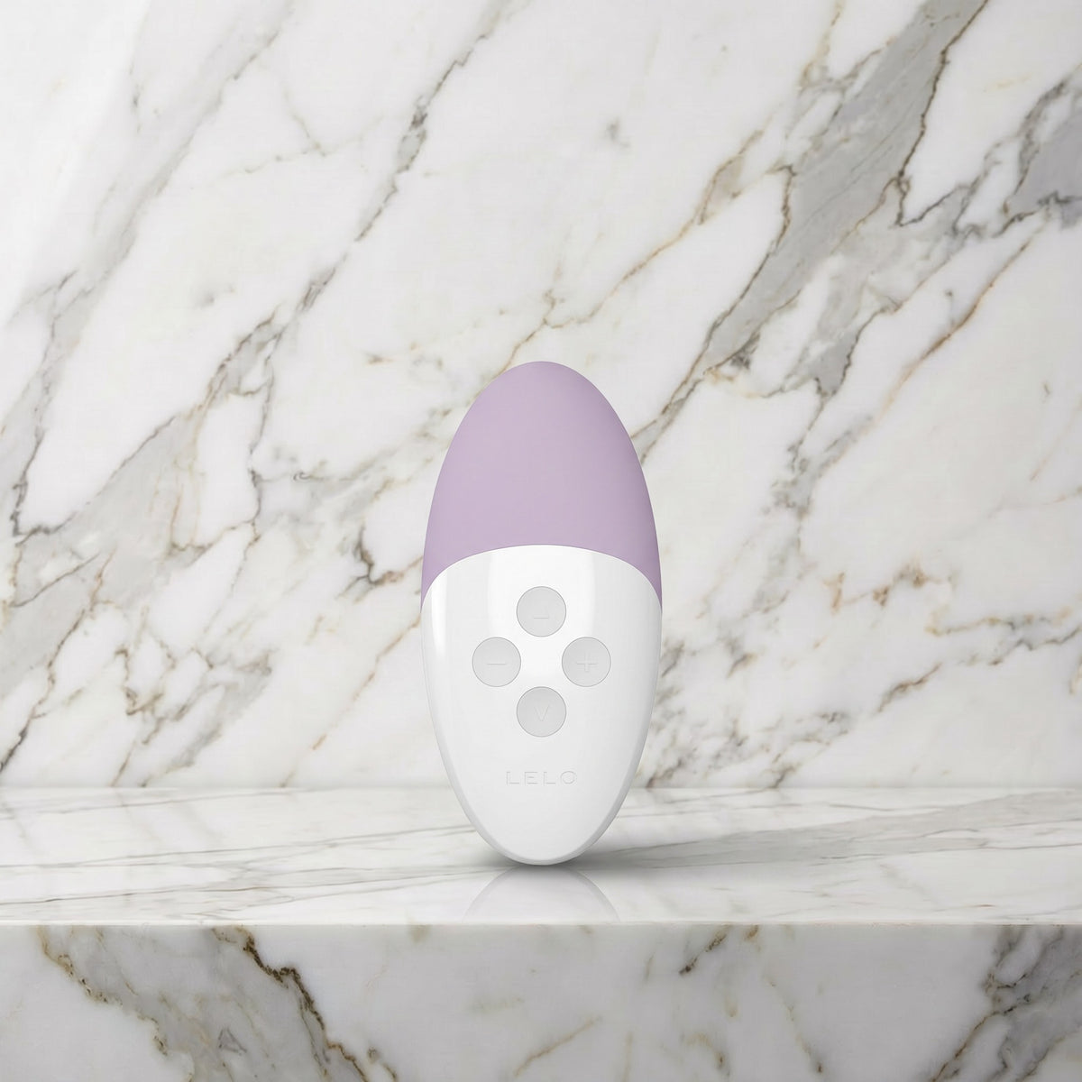 Lila en witte opleg-vibrator staand op een marmeren plank, LELO Siri 3