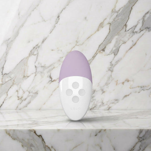 Lila en witte opleg-vibrator staand op een marmeren plank, LELO Siri 3