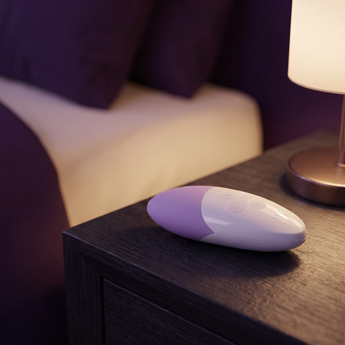 Sfeerbeeld: LELO Siri 3 op een donker houten nachtkastje naast een brandende lamp