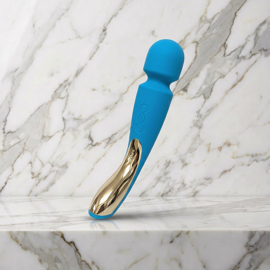 LELO Smart Wand 2 Medium in aqua blauw met gouden handgreep, op een marmeren plank