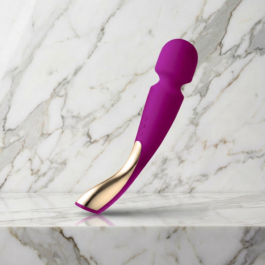 LELO Smart Wand 2 Medium in paars met gouden handgreep, op een marmeren plank