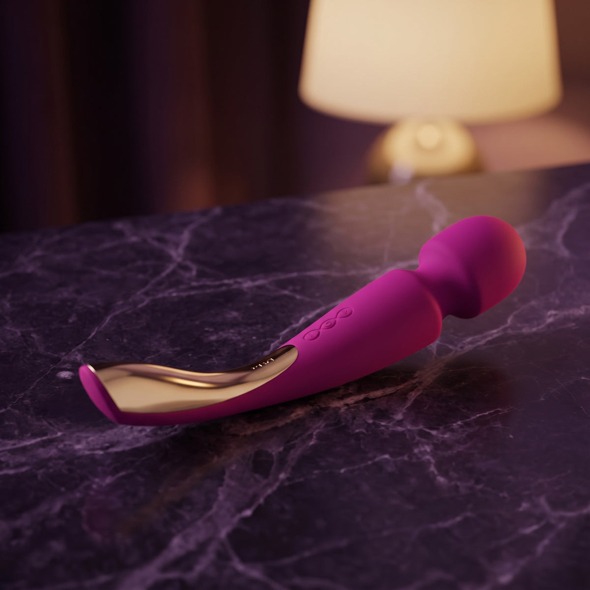Sfeerbeeld: paarse LELO Smart Wand 2 Medium liggend op donkerpaars marmer bij gedempt licht