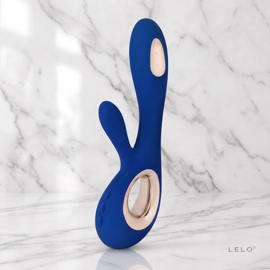 Blauwe Lelo Soraya Wave rabbit vibrator rechtop op een marmeren plank