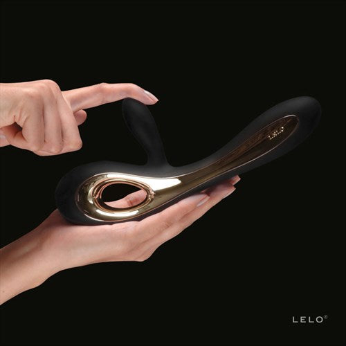 Soraya 2 Lelo vibrator in zwart vastgehouden in hand tegen donkere achtergrond