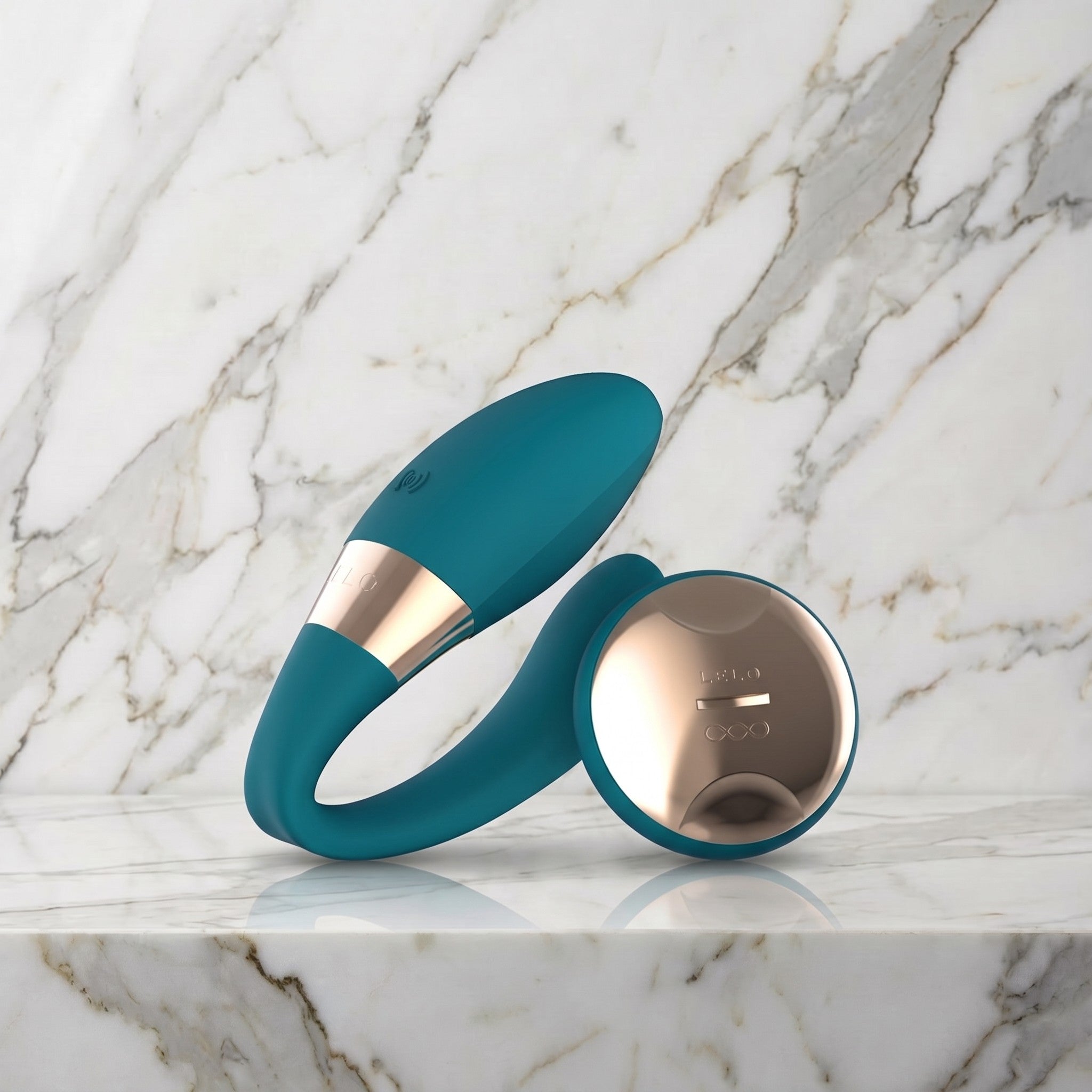 Blauwe Tiani Duo koppelvibrator met ronde afstandsbediening op een marmeren plank, van LELO