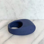 Blauwe Lelo Tor 3 vibrerende cockring op een marmeren plank