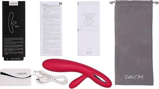 Inhoud van de doos: roze Lester, usb-oplaadkabel, handleidingen en grijs opbergzakje van Svakom