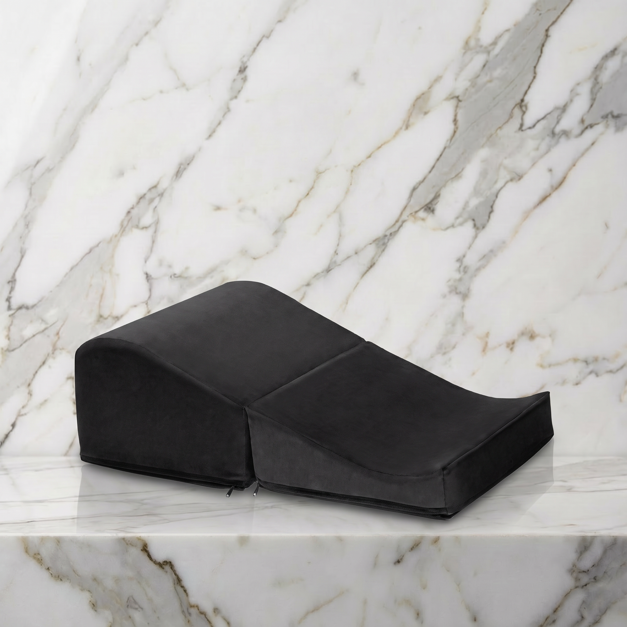 Zwarte Liberator Flip Ramp uitgevouwen op een marmeren plank, tegen een marmeren wand
