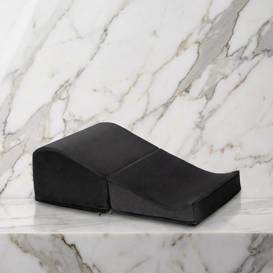 Zwarte Liberator Flip Ramp uitgevouwen op een marmeren plank, tegen een marmeren wand