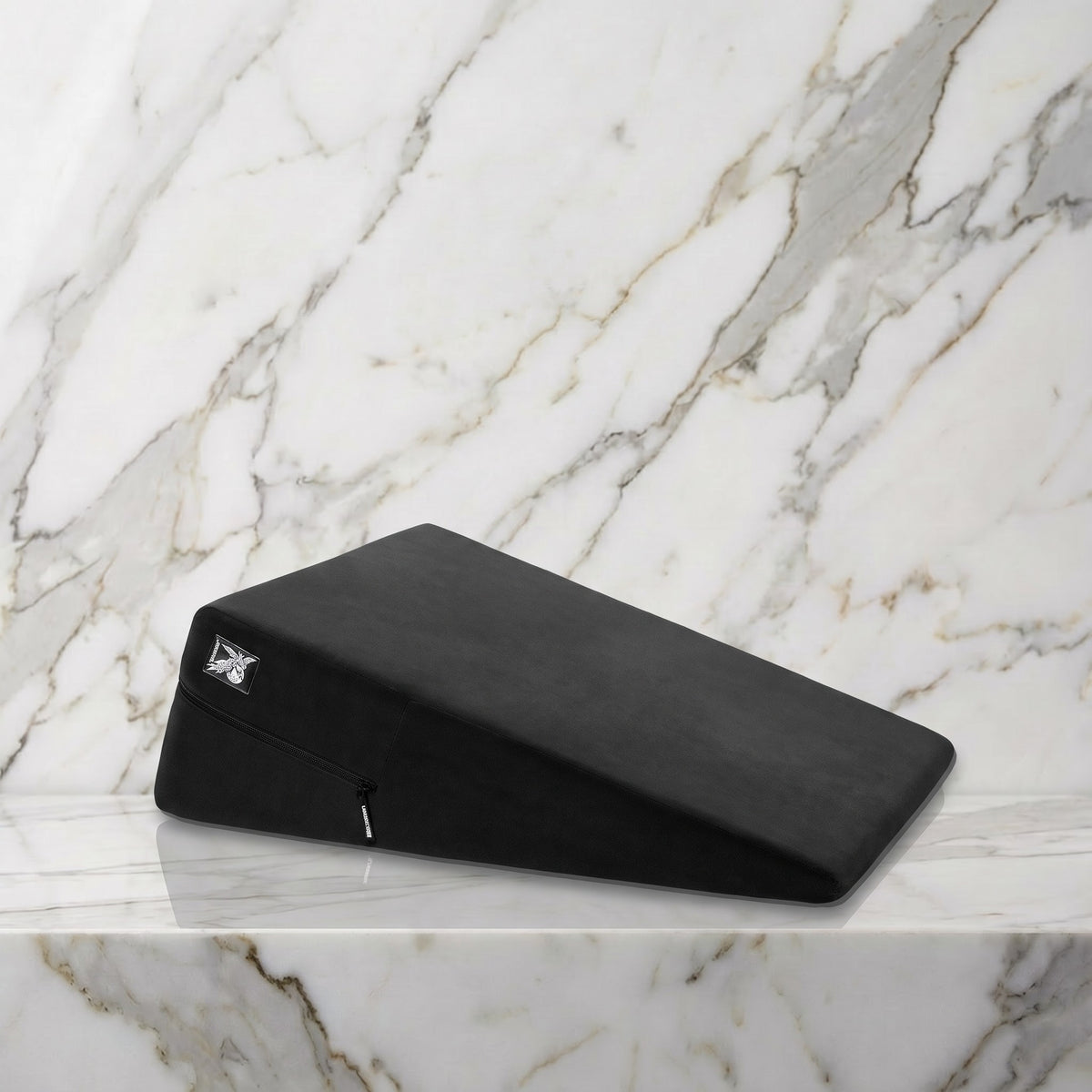 Zwart hellend Liberator Ramp positiekussen op een marmeren plank