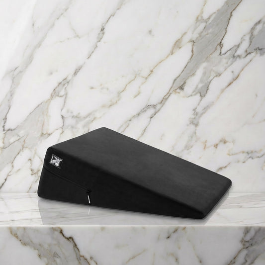 Zwart hellend Liberator Ramp positiekussen op een marmeren plank