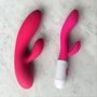Lily Vibe Easy Toys rabbit vibrator in roze siliconen naast vergelijkbaar model op marmeren ondergrond