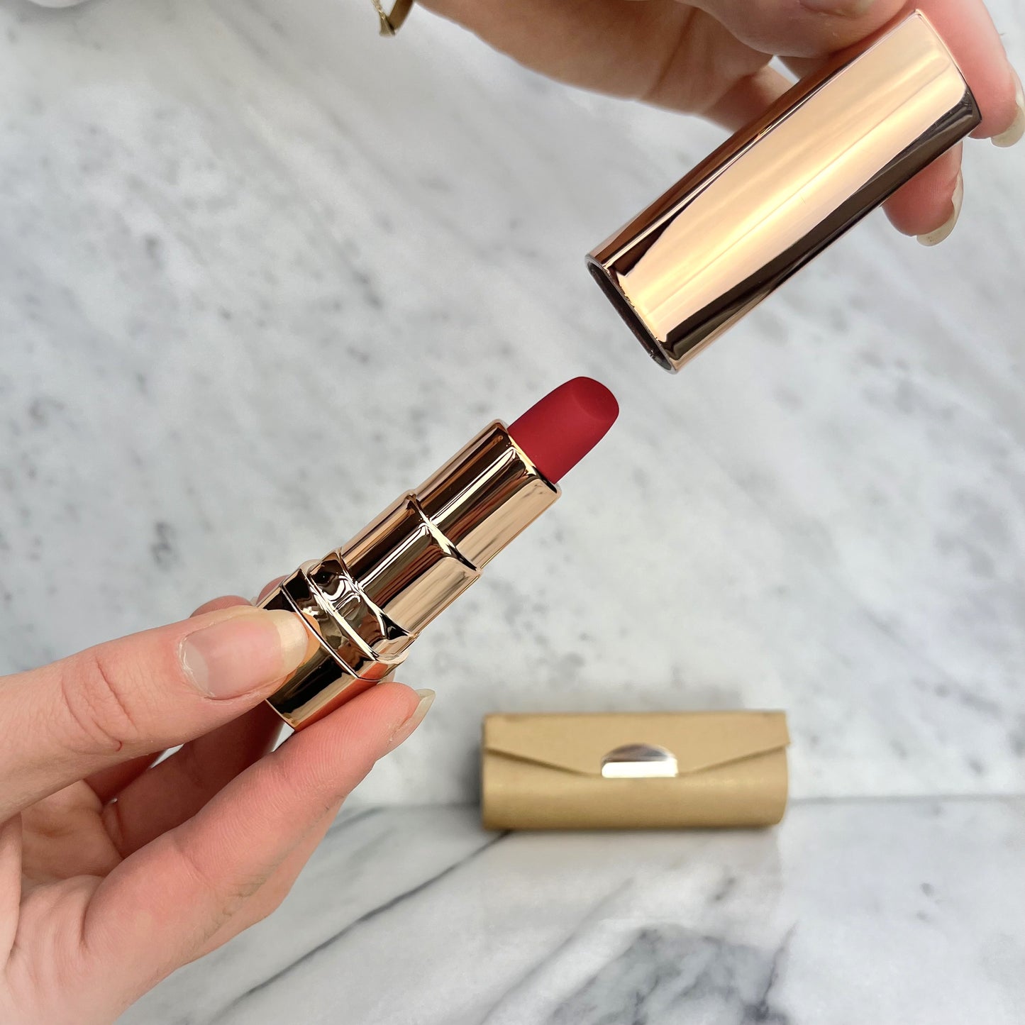 Zijaanzicht van compacte lippenstift vibrator, discrete en draagbare intimate wellness accessoire