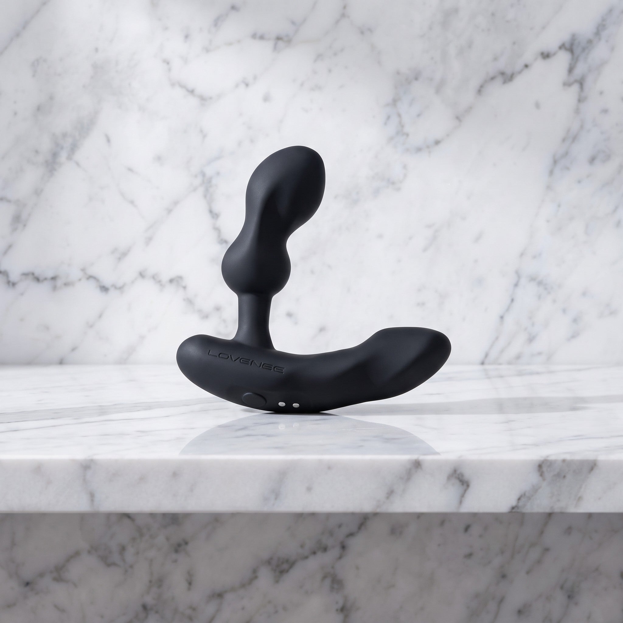 Zwarte prostaatmassager met buigbare arm op een marmeren plank, Lovense Edge 2