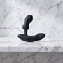 Zwarte prostaatmassager met buigbare arm op een marmeren plank, Lovense Edge 2
