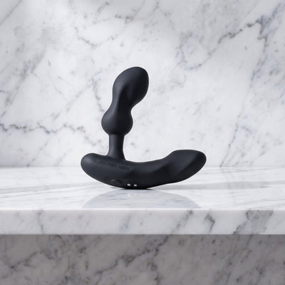Zwarte prostaatmassager met buigbare arm op een marmeren plank, Lovense Edge 2