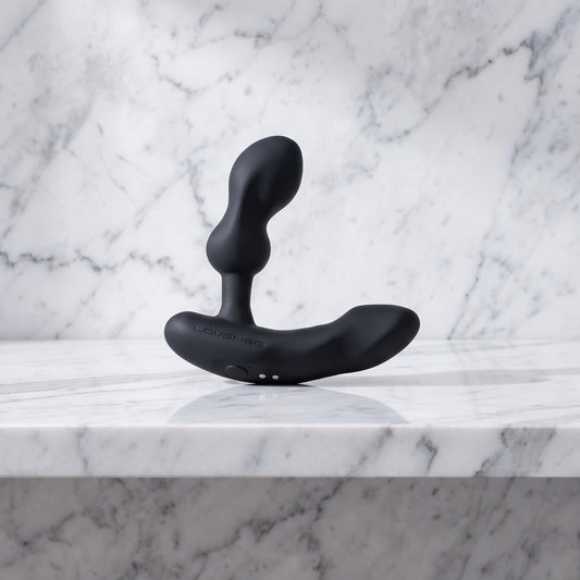 Zwarte prostaatmassager met buigbare arm op een marmeren plank, Lovense Edge 2
