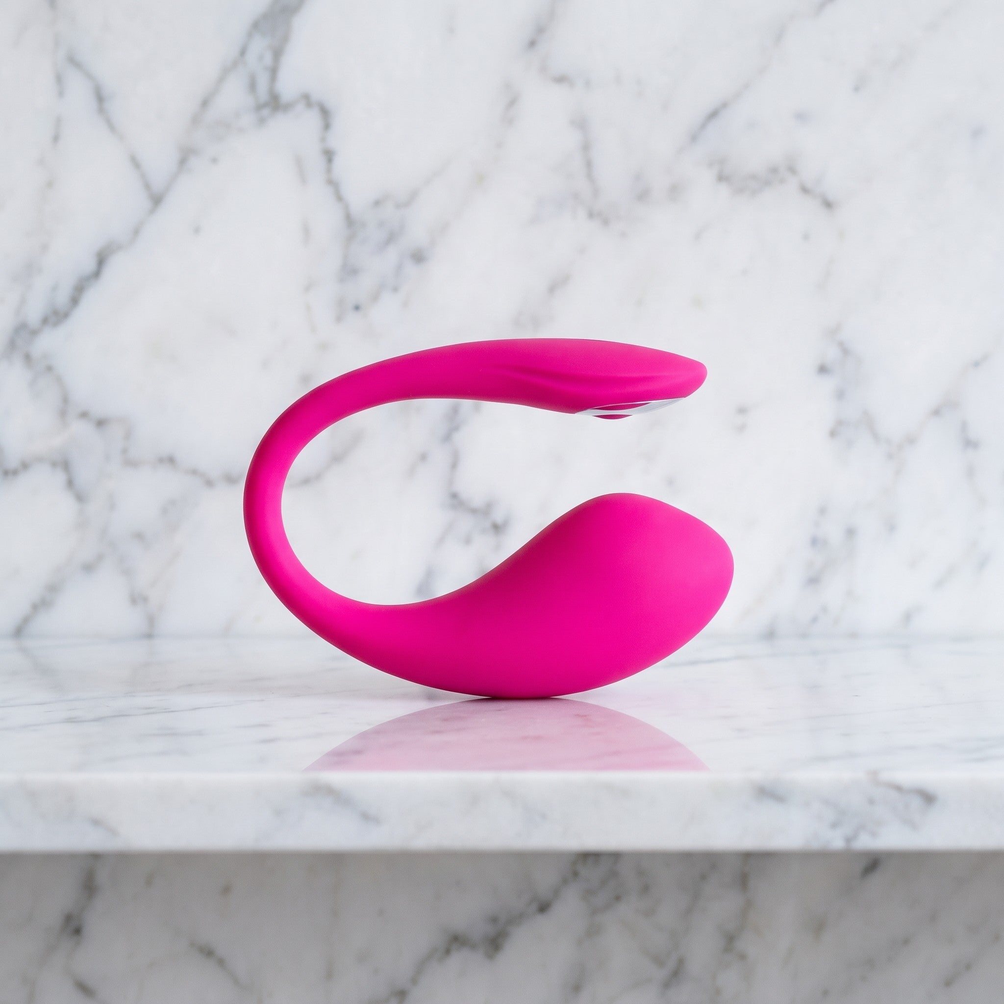 Roze Lovense Lush 4 vibrerend eitje met staart op een marmeren plank