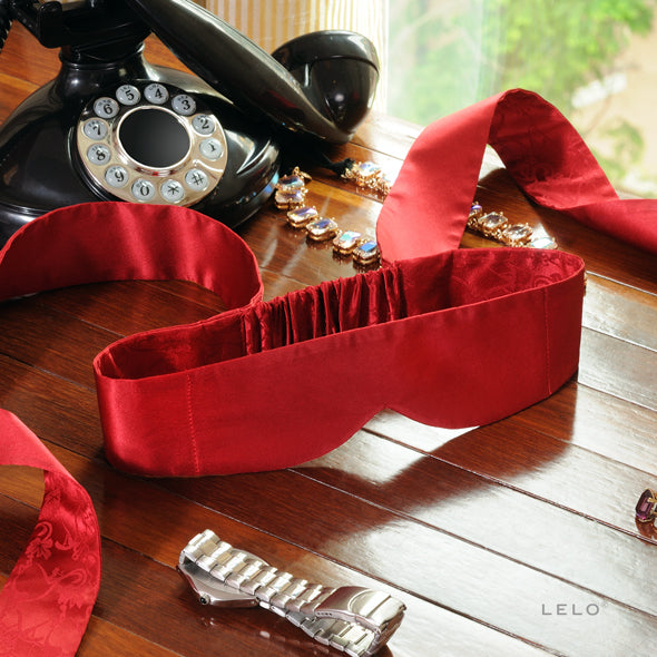 Intima Silk blinddoek Lelo rode zijde met jacquardpatroon binnenzijde zichtbaar op houten tafel