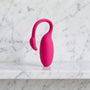 Roze vibrerend eitje Flamingo met gebogen staart op een marmeren plank, Magic Motion