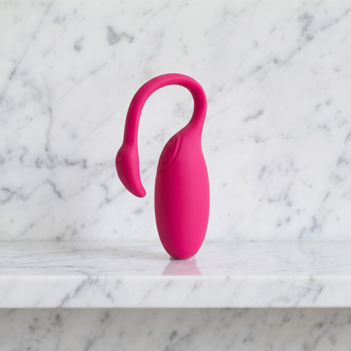 Roze vibrerend eitje Flamingo met gebogen staart op een marmeren plank, Magic Motion