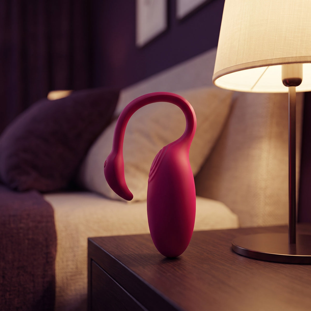 Sfeerbeeld: roze Flamingo-eitje op een nachtkastje naast een lamp, avondlicht