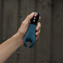Fun Factory Manta vibrating stroker in petrolblauw vastgehouden in een hand